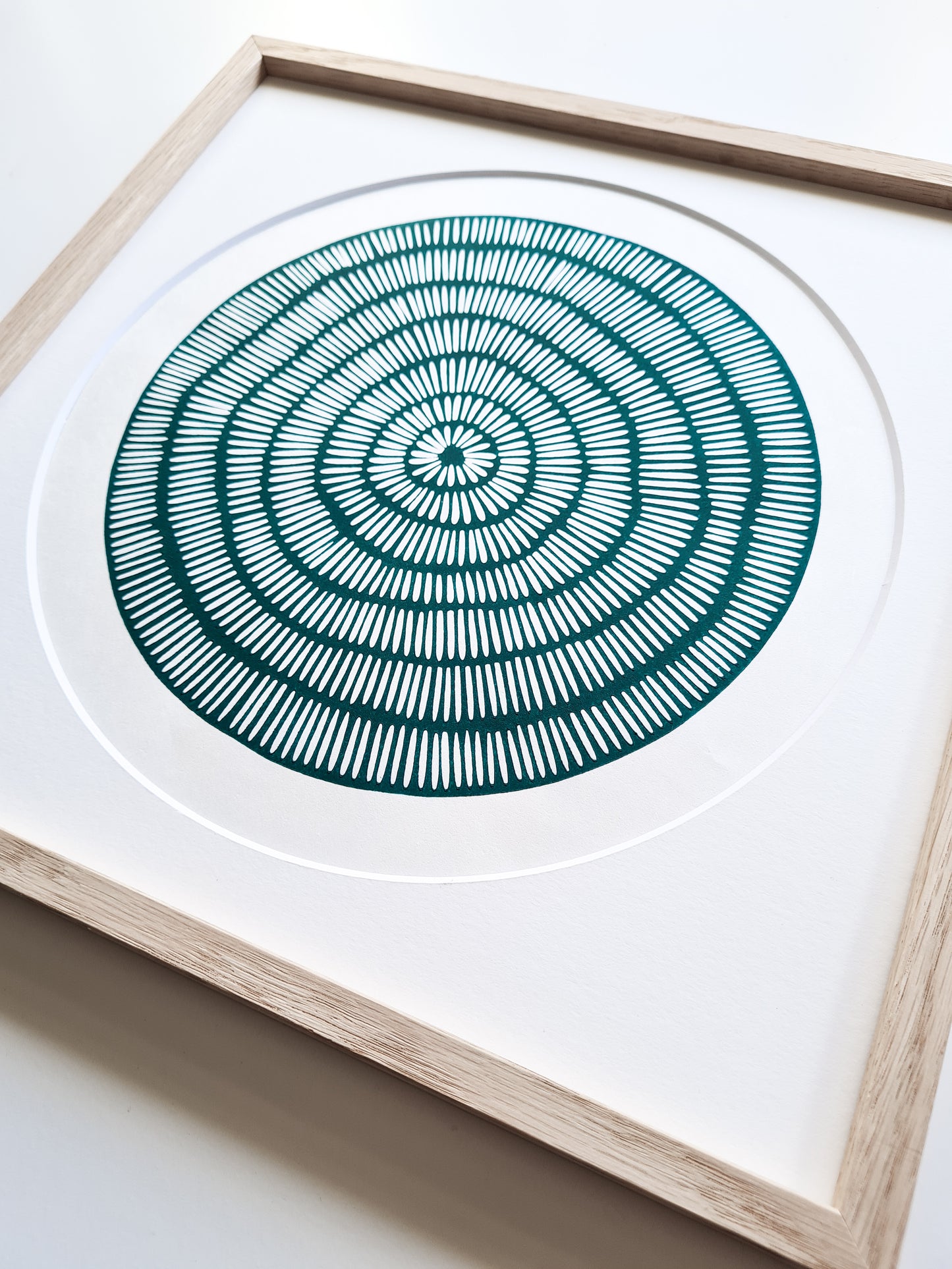Life (Green) linocut vist i ramme – detaljer af trykvævet på hvid baggrund