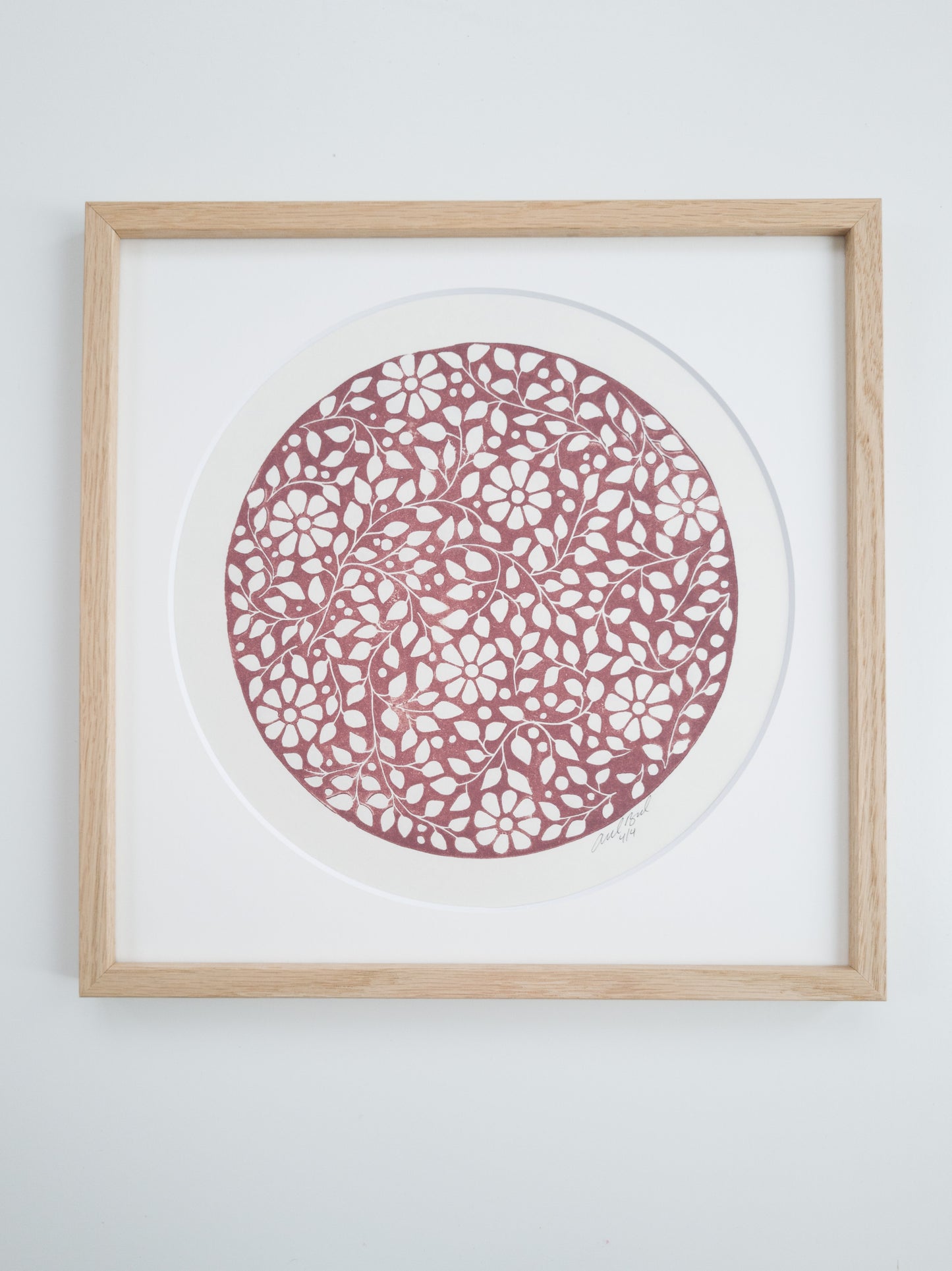 Linoleumstryk med floralt motiv i lysebrun og rosa – trykt på japansk washi-papir i formatet 30×30 cm