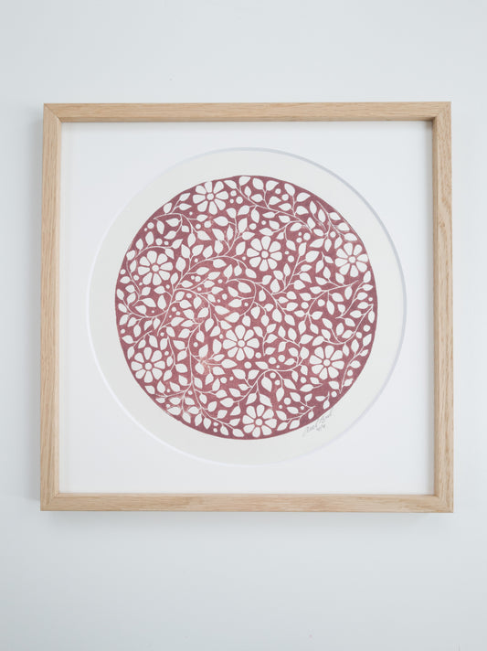 Linoleumstryk med floralt motiv i lysebrun og rosa – trykt på japansk washi-papir i formatet 30×30 cm